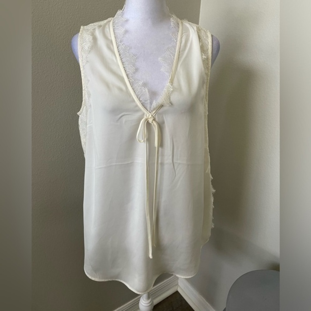 Banana Republic NWT Tank top trimmed with eyelash lace and bow in Ivory size M